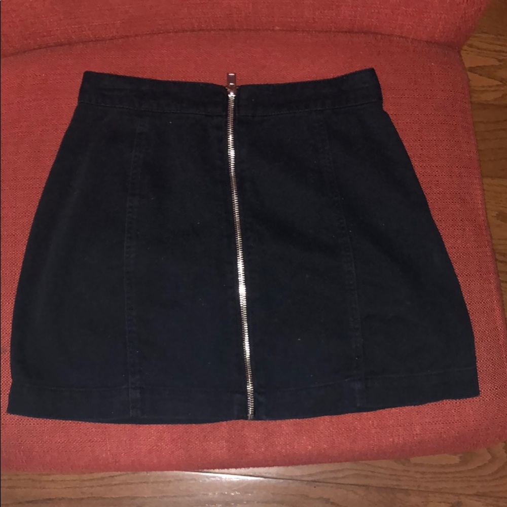 •Black zip up skirt•
